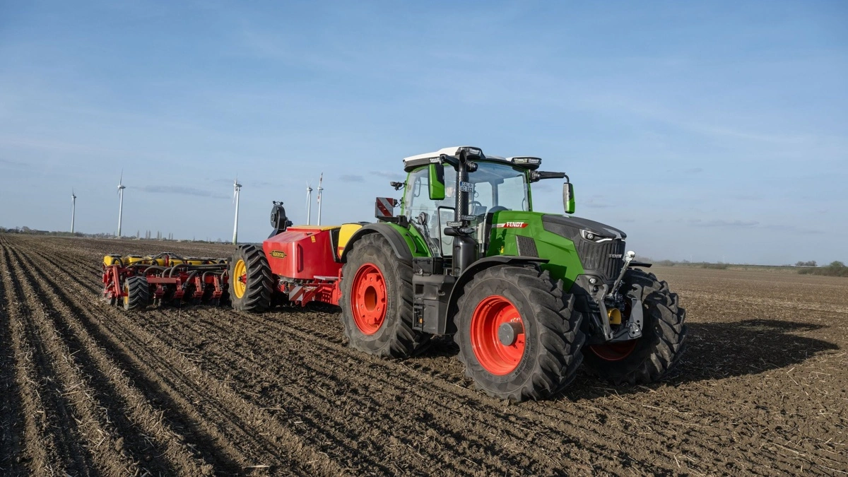 Fendt 832 Vario under såarbejde. Den 343 hk stærke traktor brugte i DLG PowerMix-testens marktest i gennemsnit 235 gram diesel pr. kWh plus 29 gram AdBlue. Pressefoto