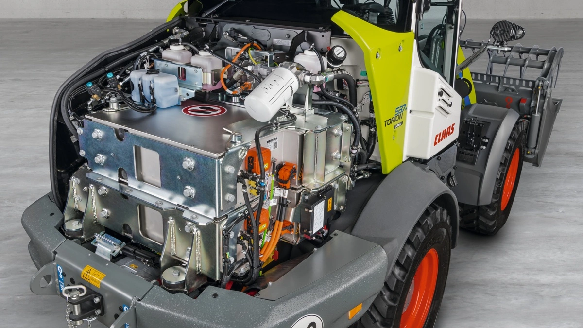 Under motorhjelmen på Torion 537e Sinus er dieselmotoren erstattet af batteri, elmotor og elektrisk drivlinje. Batteriet fås med 32,2 eller 64,4 kWh og giver ifølge Claas op til 16 timers drift.