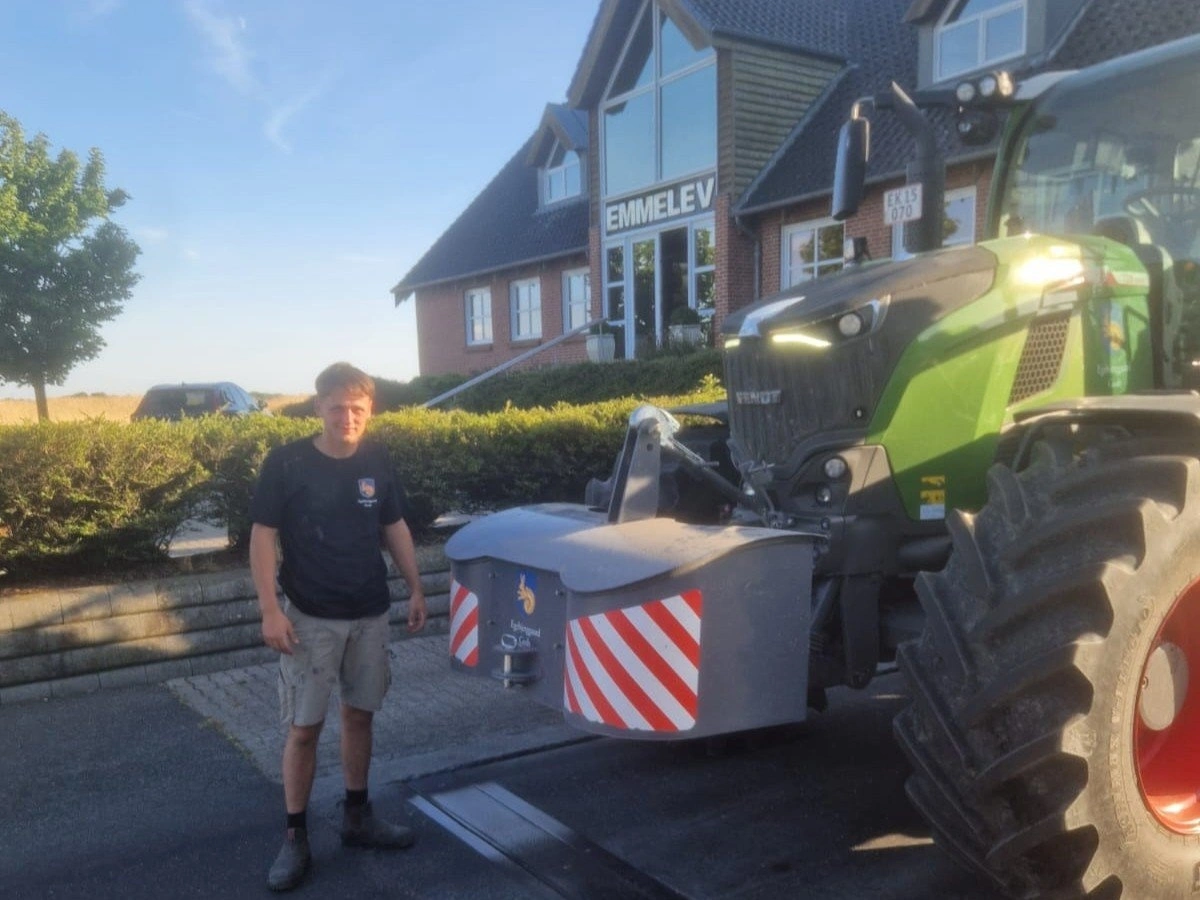 Simon, som er elev på Egebjerggaard Gods, stod for leveringen af årets første raps til Emmelev med godsets Fendt 728 Vario. 