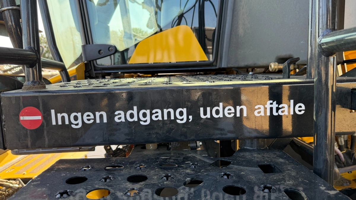 Interessen for den nye mejetærsker og Danmarks største skærebord har været stor, siden høsten startede. Men piloterne har med et glimt i øjet haft brug for at understrege, at de også har brug for at koncentrere sig om arbejdet med den nye maskine.