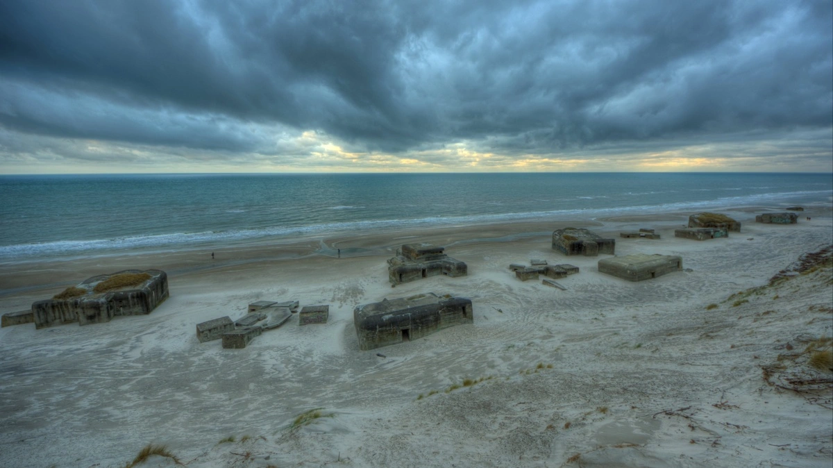 Fra toppen af Lyngvig Fyr er der udsigt over Vesterhavet, Ringkøbing Fjord og klitlandskabet. Om onsdagen er der både aftenåbent og mulighed for rappelling. Foto: Colourbox