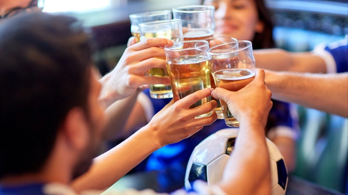 Det er primært de unge, der vælger alkoholen fra. Foto: Colourbox