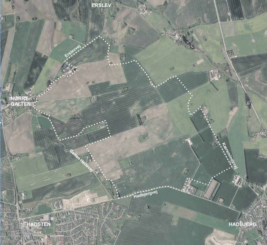 Oversigtskortet fra Favrskov Kommune viser placeringen af det planlagte solcelleanlæg mellem Hadsten, Hadbjerg og Nørre Galten. Projektområdet omfatter omkring 330 hektar og skal efter planen rumme solceller, tekniske anlæg, beplantning og nye naturområder.