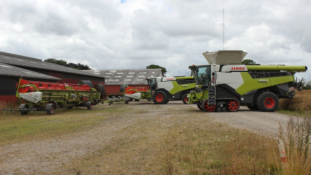 Skærebordene sættes på de to Claas Lexion hos Kongeaa Agro, der tirsdag høstede raps ved Gamst.