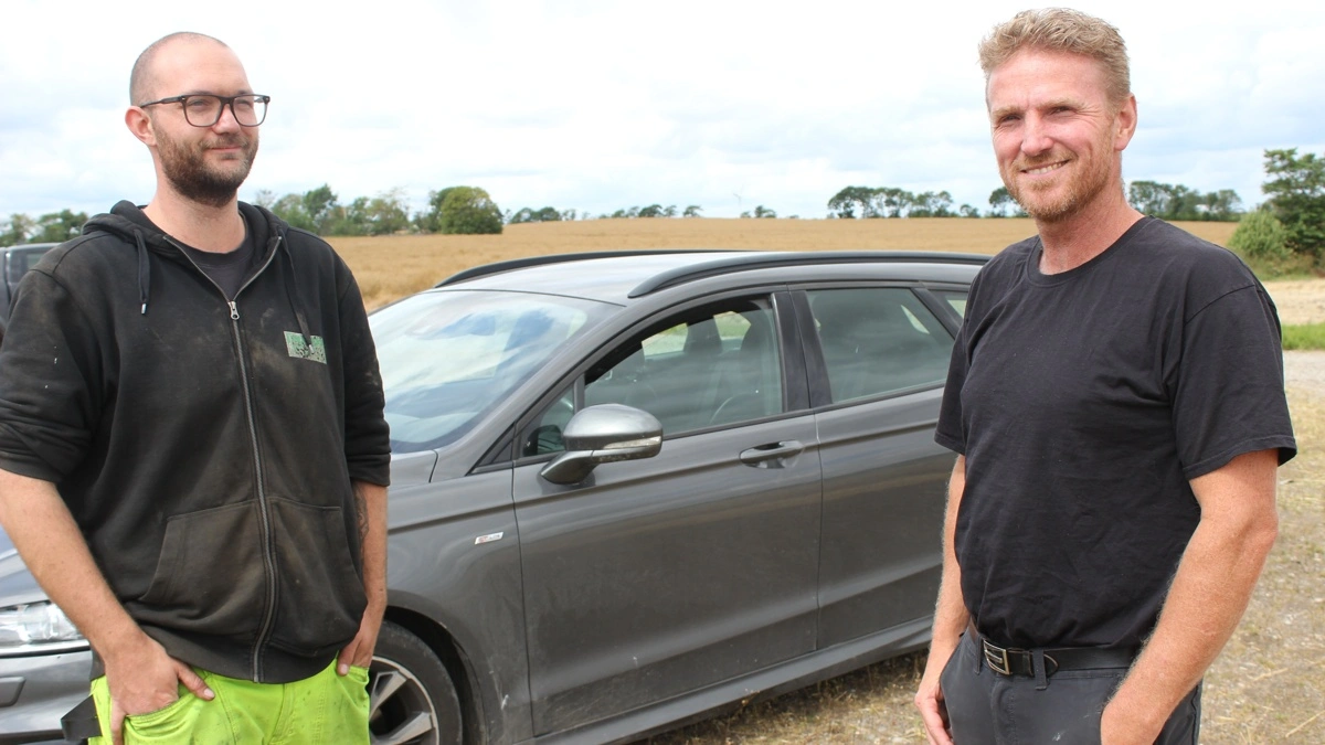 Rasmus Fischer (tv), Gamst Maskinstation, mener, det er for tidligt at høste rapsmarken, men Peter Rostgaard (th), Kongeaa Agro, står fast på sin beslutning. - Rapsen skal høstes, renses og tørres og ud af siloen, så der bliver plads til maltbyggen i siloen, siger han. 
