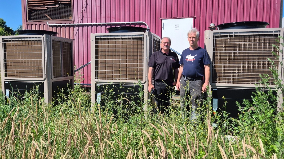 Griseproducent Christian Bæk, Midtjylland, har investeret i varmepumper, som skal hjælpe med at holde grisene varme. Bag projektet står projektsælger Kent Kristiansen fra DB Industri. Fotos: Tenna Bang
