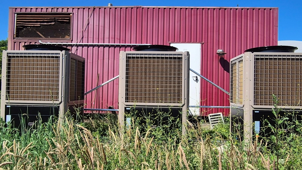 Det er luft-til-vand-varmepumper, IVA Nordic 50 kW, som tager luft ind fra omgivelserne og omdanner den til varmt vand, som kan opvarme staldene.