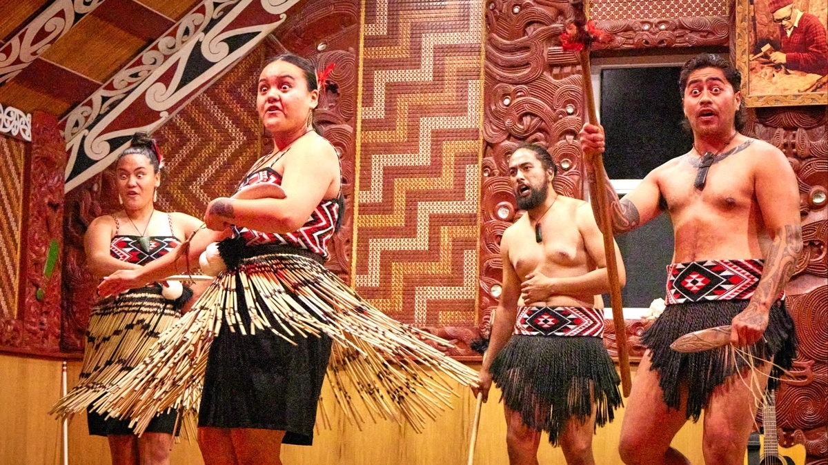Maorierne er det oprindelige folk i New Zealand, og vi oplever noget af deres kultur. Fotos: Niels Damsgaard Hansen