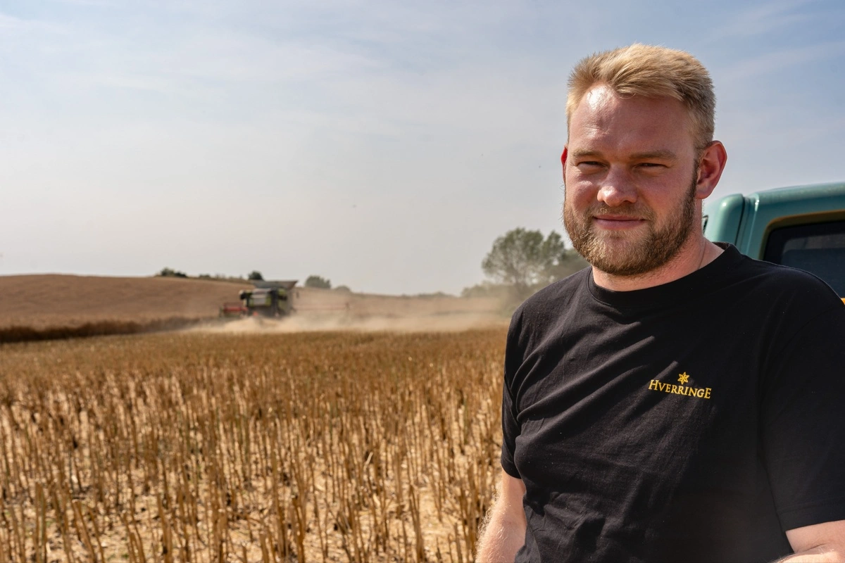 Rasmus Østergaard fortæller om en vandprocent på 9 procent i rapsen. Foto: Daniel Barber