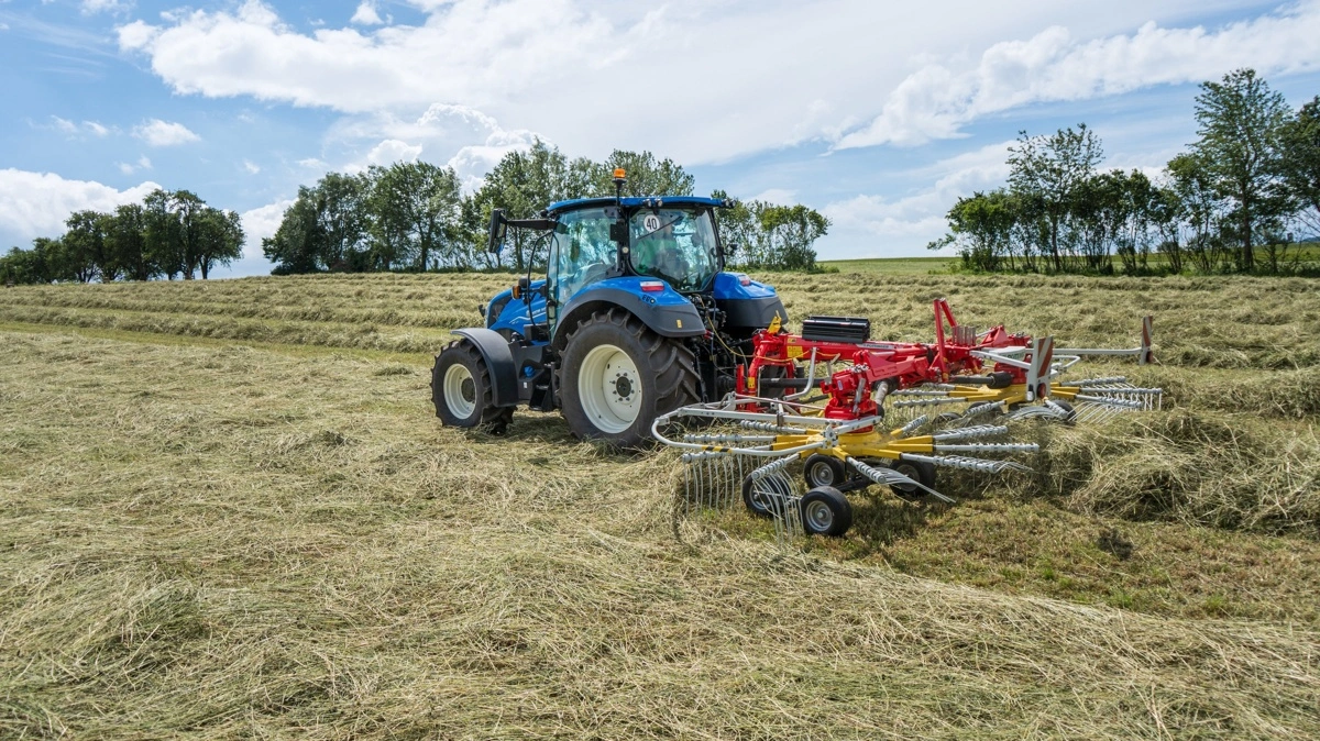 Pöttinger Top V 6520 C er en kompakt dobbeltrotorrive med midterudkast. Arbejdsbredden kan justeres fra 5,9 til 6,5 meter, og det bevægelige rotorophæng sikrer god jordkontakt og et rent skår. Pressefoto