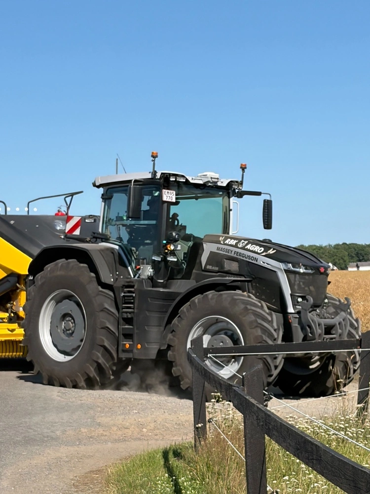 Trods udfordringer i løbet af året er der indkøbt nye traktorer. Blandt andet denne nye Massey Ferguson 9S-traktor.