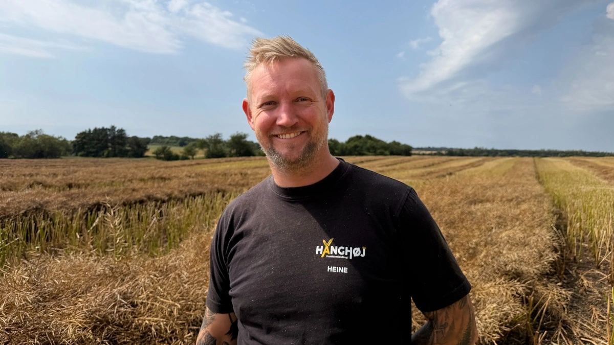 Blå himmel og frisk vind efter en kortvarig regnbyge. Heine Kjeldgaard er optimist og forventer, at rapshøsten kommer i gang igen senere på eftermiddagen.