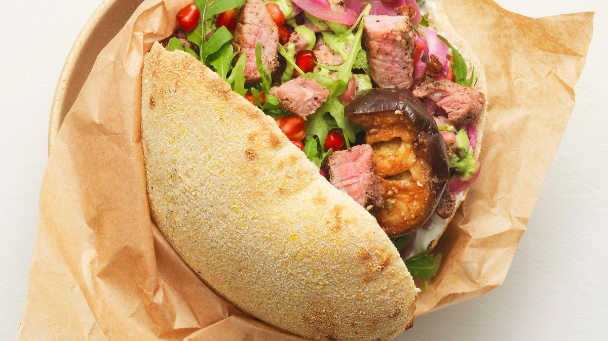 Som noget nyt har Grambogård-kød fundet vej til menukortet som kødprotein i Banzos Steak Pita. Ifølge William Jansen, direktør i Banzo, skyldes det en strategisk beslutning om at påvirke madkulturen og samtidig skrue op for råvarekvaliteten. Foto: Dagrofa Foodservice
