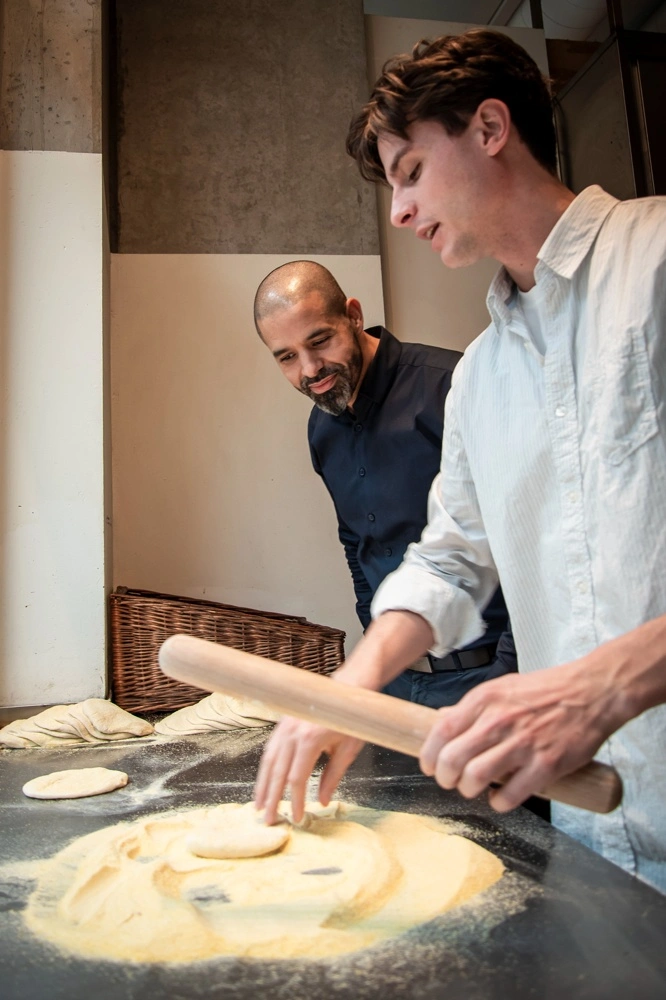 William Jansen (th.), direktør i Banzo, ses i selskab med Nabil Habhabi (tv.), markedschef i Dagrofa Foodservice, i en af Banzos restauranter. Grambogård er en del af fødevaregrossisten Dagrofa Foodservice, som tidligere i år blev udpeget som ny hovedleverandør til Banzo.
