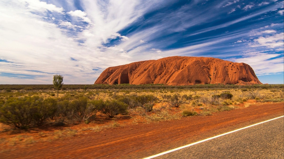Ayers Rock er på alle tider af de lyse timer et imponerende syn og tilmed af stor betydning for den oprindelige befolkning i Australien. Fotos: Niels Damsgaard Hansen