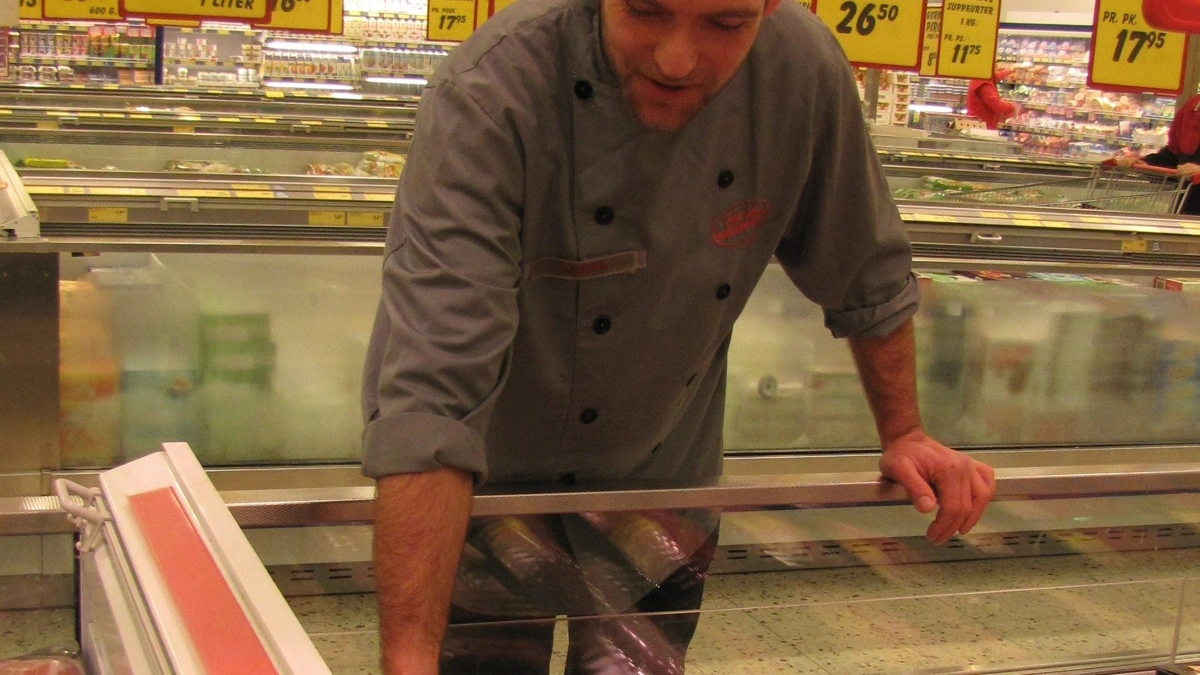 - Faktum er, at byernes små slagtermestre, fiskehandlere, bagere og detailbutikker stille og roligt lukker, fordi prisen i vinduet ikke kan konkurrere med det gule tilbudsskilt i supermarkedets kølemontre, skriver Niels Hauge Mikkelsen i debatindlægget. Arkivfoto