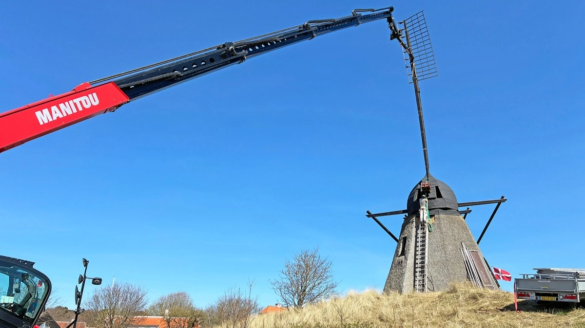 Manitou-teleskoplæsseren holder en af de nye vingedele, mens den føres på plads ved møllehatten. Opgaven krævede både stor rækkevidde og præcis styring. Fotos: Pressefotos