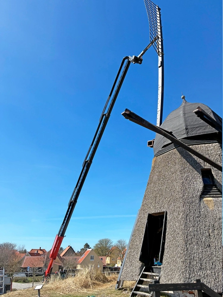 Den lange teleskopbom rækker op langs Kragskov Mølle, mens en vingedel monteres ved møllehatten. Scantruck forlængede maskinens bom fra 35 til 38 meter.