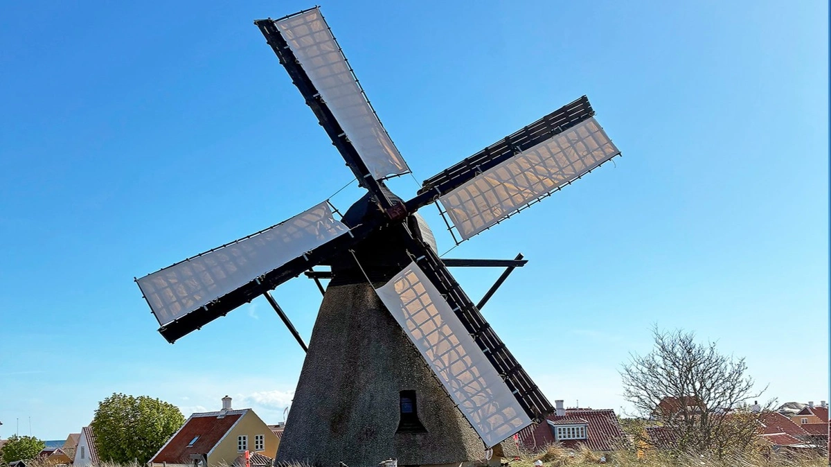 Efter restaureringen står Kragskov Mølle igen med nye vinger og udspændte sejl. Sejlene på vingerne er årsagen til, at møllen betegnes som en kludesejler.