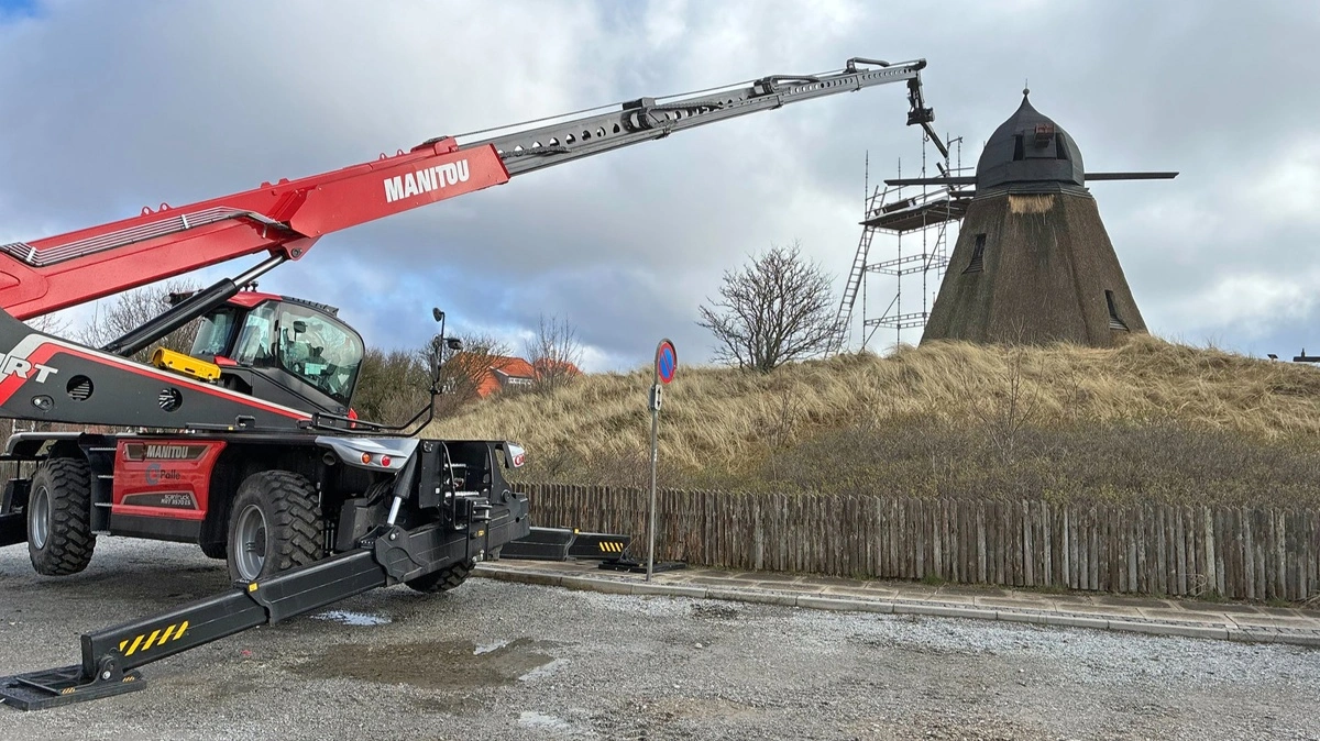Med støttebenene slået ud arbejder Christoffer Palle's Manitou MRT3570 ES fra vejen neden for Kragskov Mølle. Den forlængede bom gav adgang til møllehatten under restaureringen.