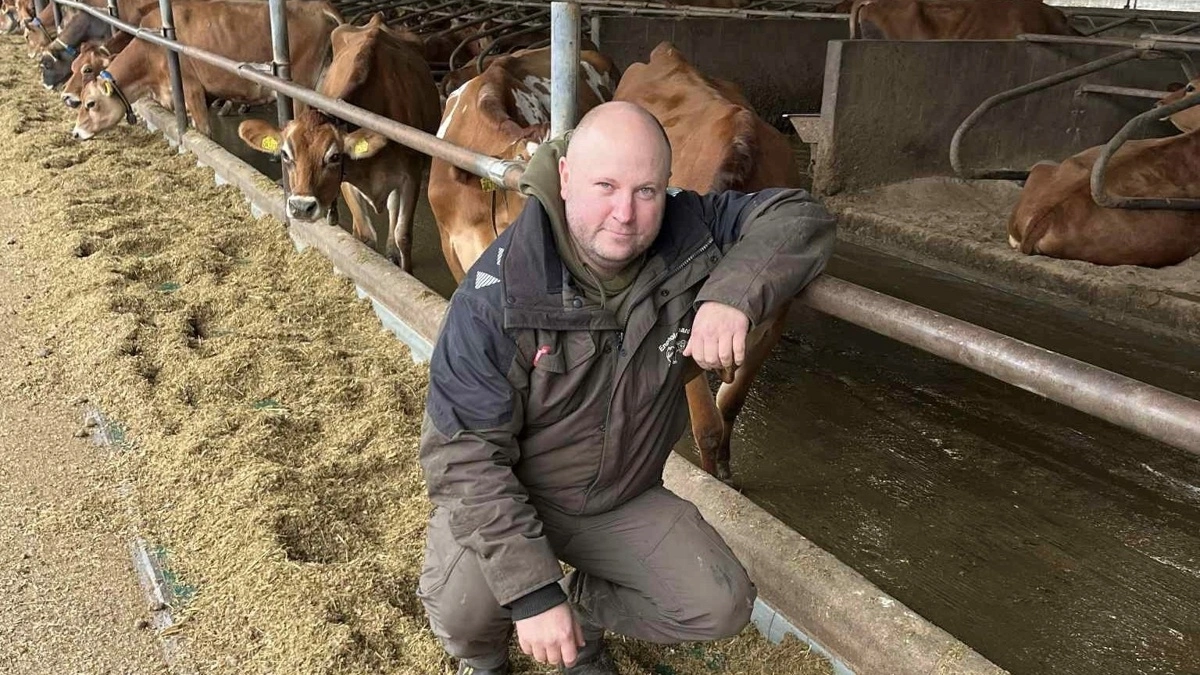 Kim Skou Rasmussen har grundet kvælstofkravene følt sig nødsaget til at få andre landmænd til at dyrke majs til sine køer i stedet for at hente det lige ved siden af siloen, som han før har gjort. Han mener dog ikke, at 12-14 kilometers transport kan gavne miljøet. Privatfoto