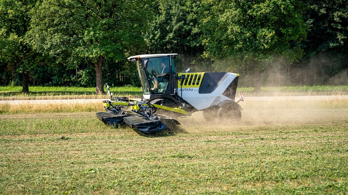 Fliegl Cutaro 1050 løser grundlæggende den samme opgave som et stort butterflysæt, men de tre slåenheder er samlet foran en selvkørende maskine med egen motor og drivlinje. En forserie skal levere praktiske erfaringer i 2026 før den planlagte officielle præsentation i 2027. Pressefoto