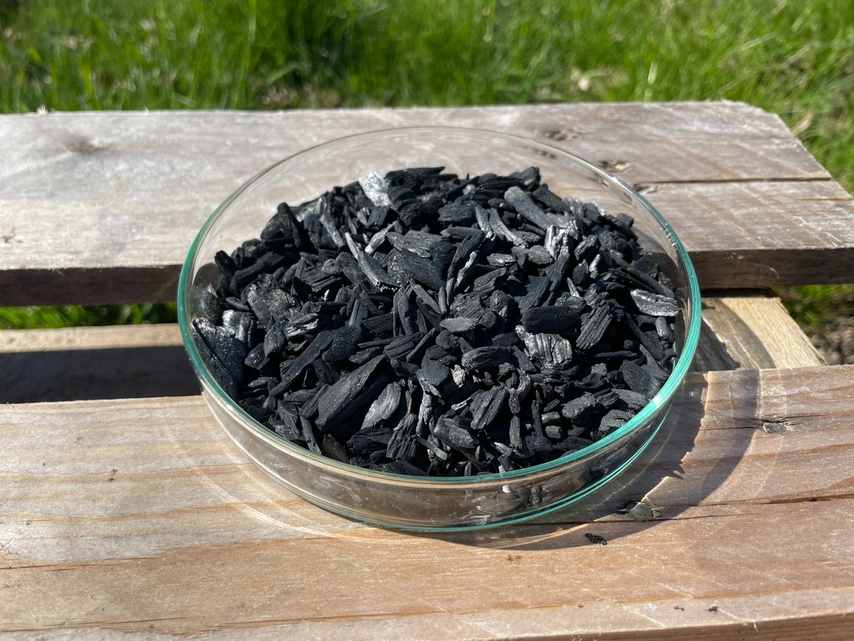 Biokul fremstilles ved at opvarme biomasse under iltfrie forhold (pyrolyse), hvilket binder og lagrer CO2 stabilt i materialet i stedet for, at det frigives til atmosfæren.