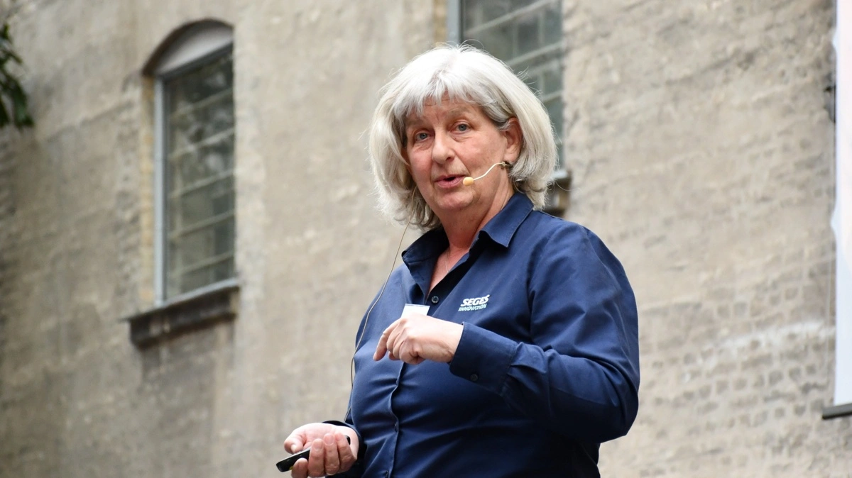 Dorthe Poulsgård Frandsen, specialkonsulent ved Seges Innovation, præsenterede resultaterne fra forsøgene med ko-kolostrum på So- og Fodringsseminar 2026 i Horsens. Foto: Camilla Bønløkke