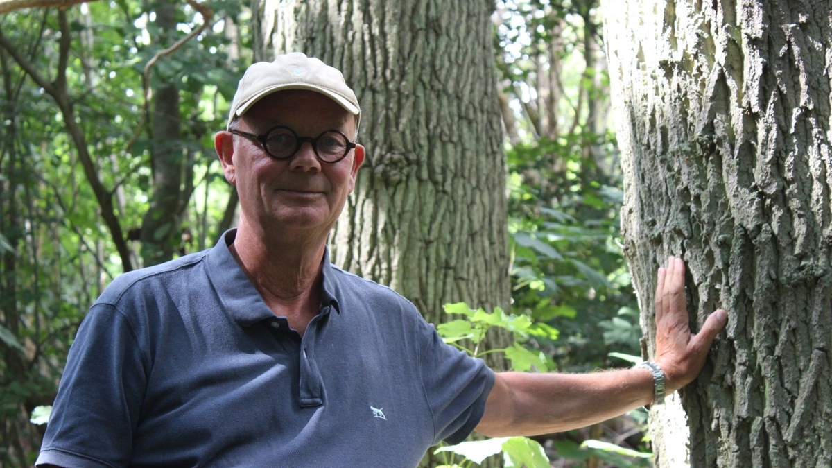 Skovejer Andreas Hastrup har tidligere fortalt til avisen, at han gerne vil passe godt på naturen. Han ses i sin Natura-2000-skov, som jernbanen passerer igennem. Han er en af de lodsejere, der til evig tid bliver holdt erstatningsansvarlige for driftstab i tilfælde af nedfaldne træer og grene på køreledninger. Tidligere, hvor banen ikke var elektrificeret, havde nedfaldstræ ikke samme alvorlige konsekvenser. Han fortæller, at han er ærgerlig over, at han derfor kan føle sig tvunget til at skære hårdere i sin Natura-2000-skov, end han egentlig helst ville. Foto: Anne Wolfenberg