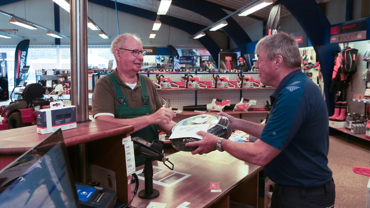 Lige siden 1985 har lagermedarbejder Kaj Blom Nielsen arbejdet i Troldkær. I den store butik ekspederer han her Herluf Kaack, som dengang var en af hans første kunder.