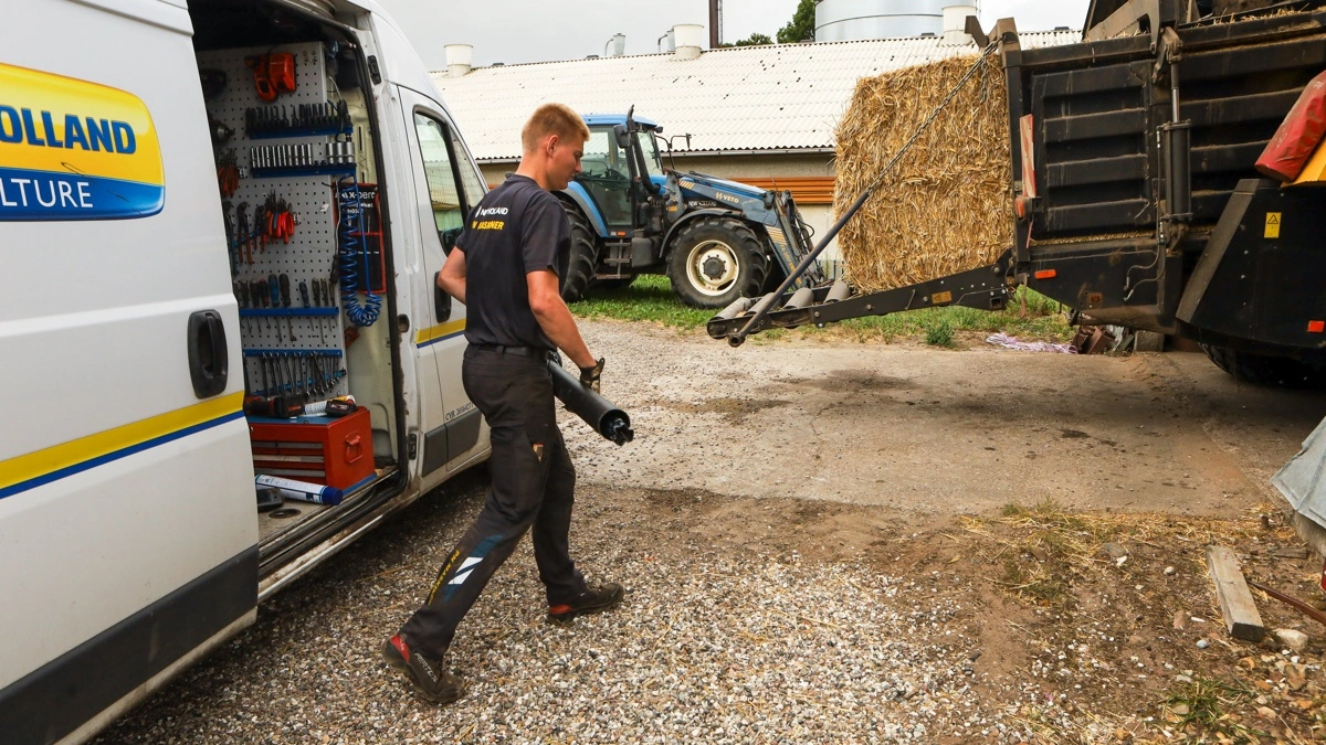 Over 20 servicemontører er udekørende hos PN Maskiner. Her er Mikkel Abild på vej med en ny kraftoverføringsaksel til en New Holland 9090 presser.