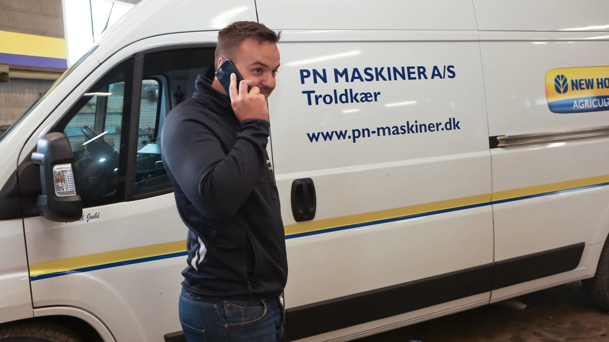 Der er altid en person i røret hos PN Maskiner udenfor normal arbejdstid. Vagtordningen går på skift en uge ad gangen året rundt blandt de tre indehavere, her Søren Boje, samt en lagermedarbejder. Foto: Erik Hansen