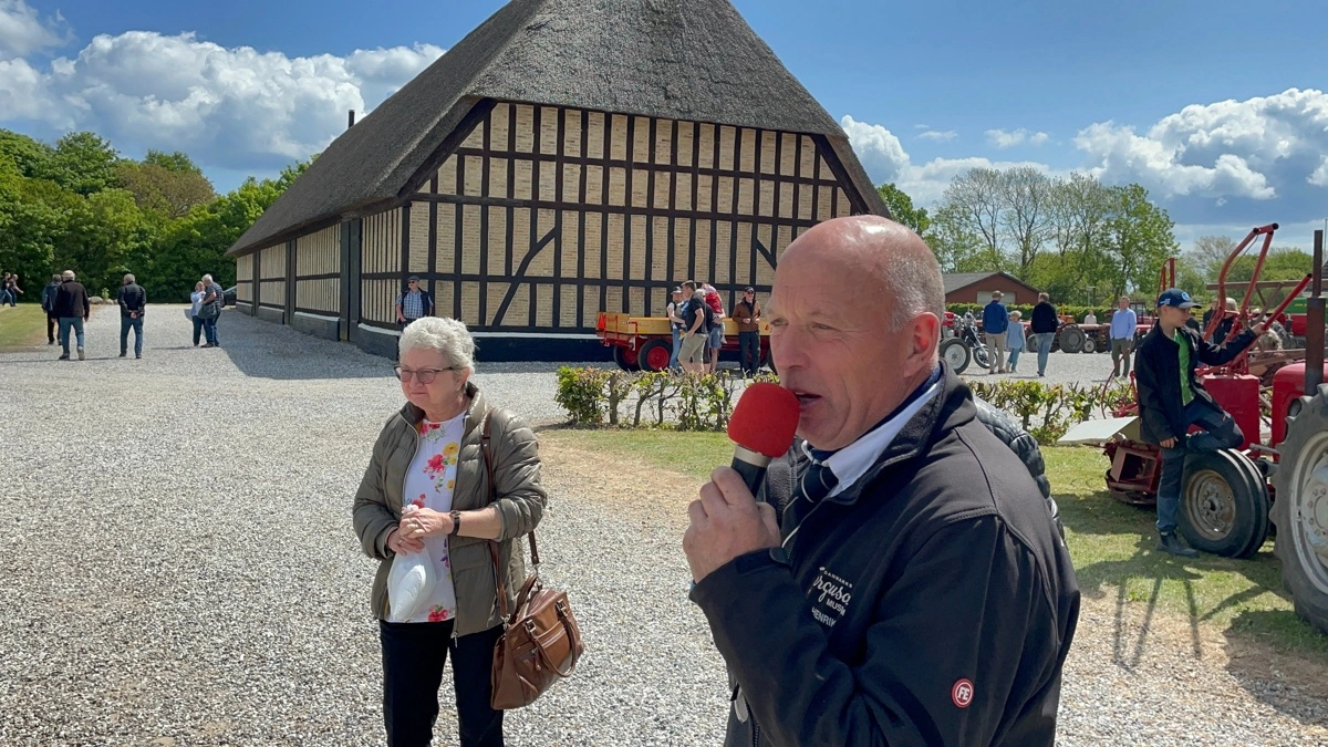 Henrik Nielsen speaker til traktorernes arbejde i marken ved afholdelse af Ferguson Dage i 2023. I baggrunden ses stedets historiske bindingsværkslade, der blandt andet er blevet et populært sted til afholdelse af bryllupper. Ladens arrangementer har Henrik Nielsens datter Pernille Gold overtaget driften af. Arkivfoto: Anne Wolfenberg