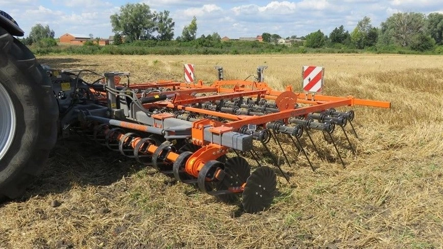 Mandam MBS 7.3H halmstriglen har en effektiv arbejdsbredde på cirka 7,3 meter og er som standard udstyret med fem rækker fjedertænder. Den forreste række skærende tallerkener kan tilvælges som ekstraudstyr. Pressefotos