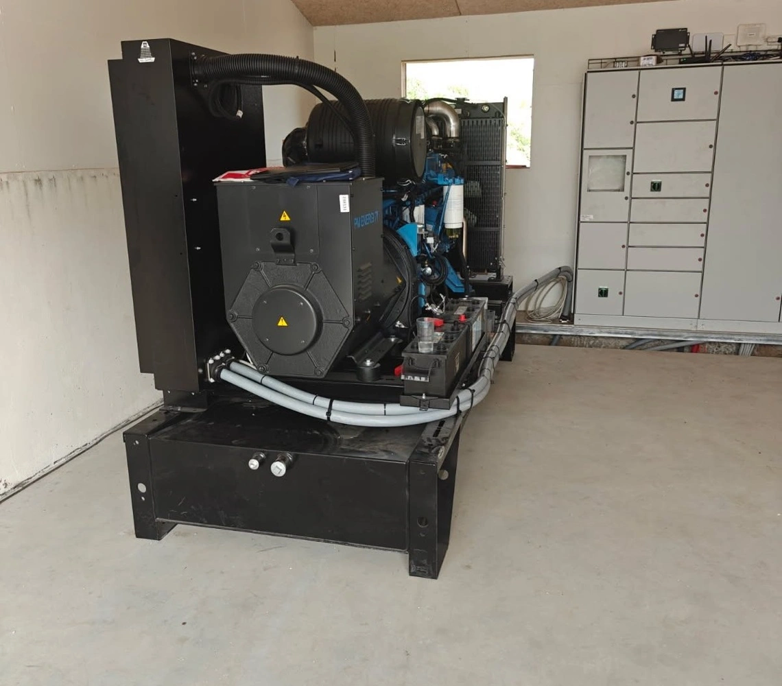 Hvis strømmen går, er det solceller, batteri og generator, som holder produktionen kørende ved Nicolaj og Martin Pinholt. Foto: Prima Solar
