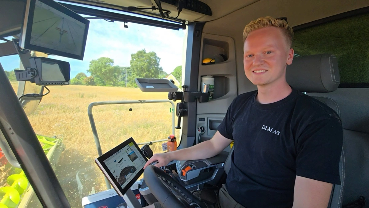 Daniel Tvergaard er torsdag pilot på høsten af økologisk havre. Han har været 5 år hos DLM og derfor god erfaring med mejetærskerne.