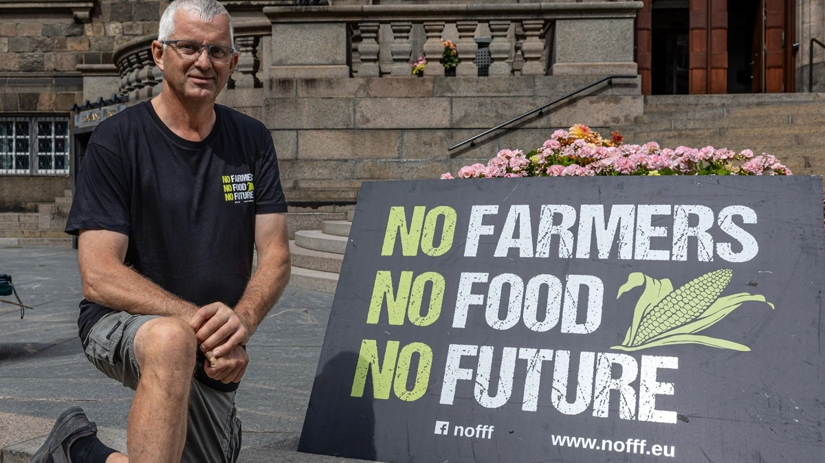 Bent Hovalt Bertelsen, hovedarrangør bag demonstrationen, fortæller, at det har været en travl torsdag. Han har talt med både politikere, journalister og nysgerrige borgere. Fotos: Daniel Barber