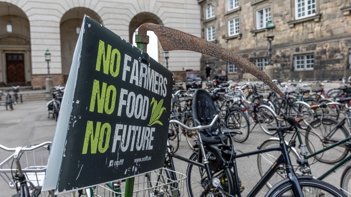 Demonstranterne havde monteret protestskilte på høtyve og leer foran hovedindgangen til Christiansborg.