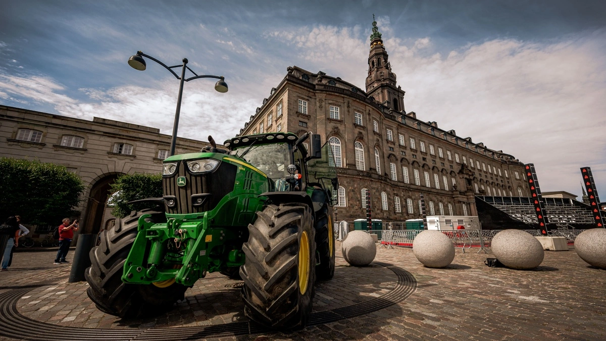 En af deltagerne havde parkeret en traktor ude foran Christiansborg som led i protesten.