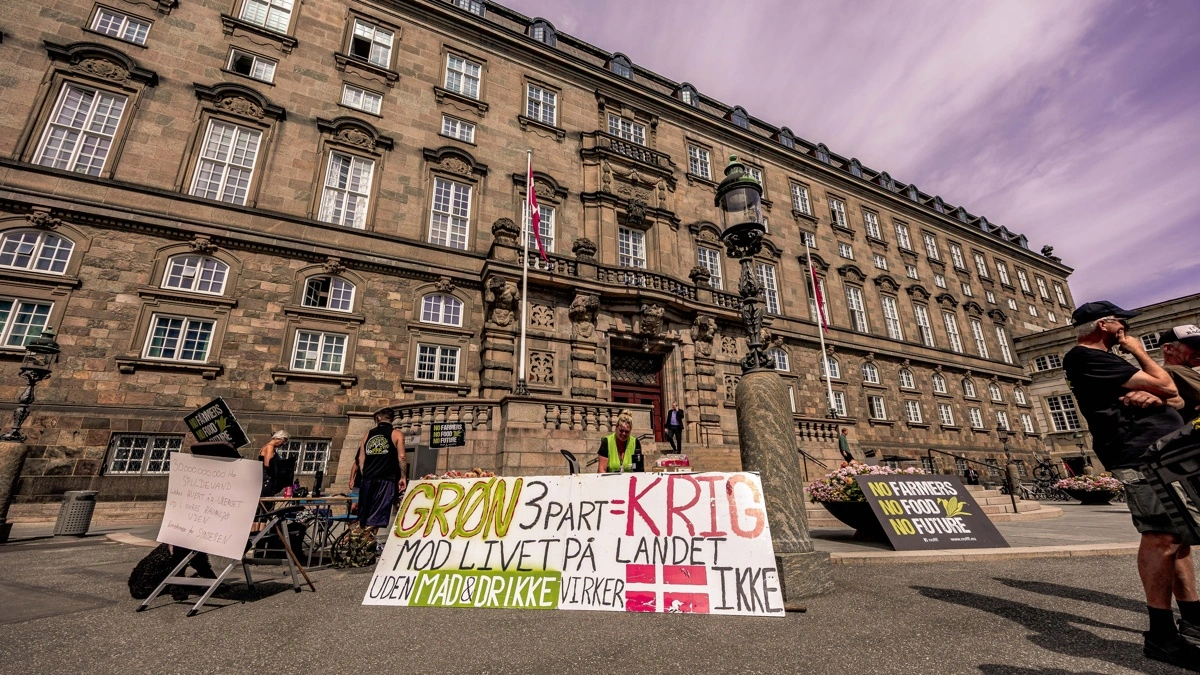 Demonstranterne var mødt op for at protestere imod førstebehandlingen af det såkaldte »forslag til lov om bæredygtig forvaltning af næringsstoffer og drivhusgasser m.v. i land- og skovbruget« – også kaldt Gødskningsloven.