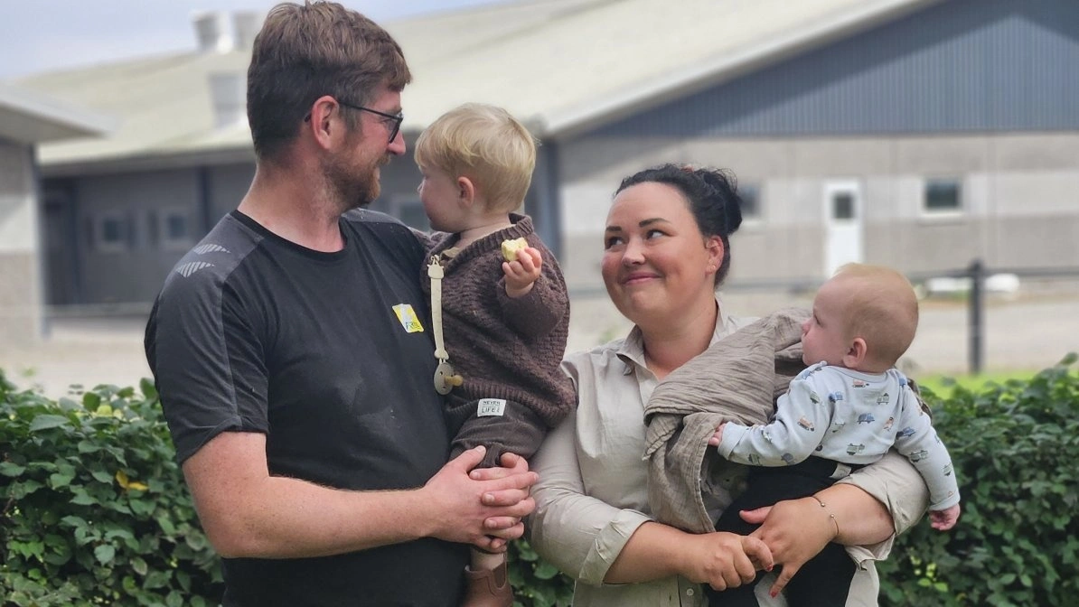 Rasmus Blem Kofoed med kæresten Emilie og deres to sønner, Eskild og Edvard. Billedet er taget, da avisen var på besøg i 2025.  