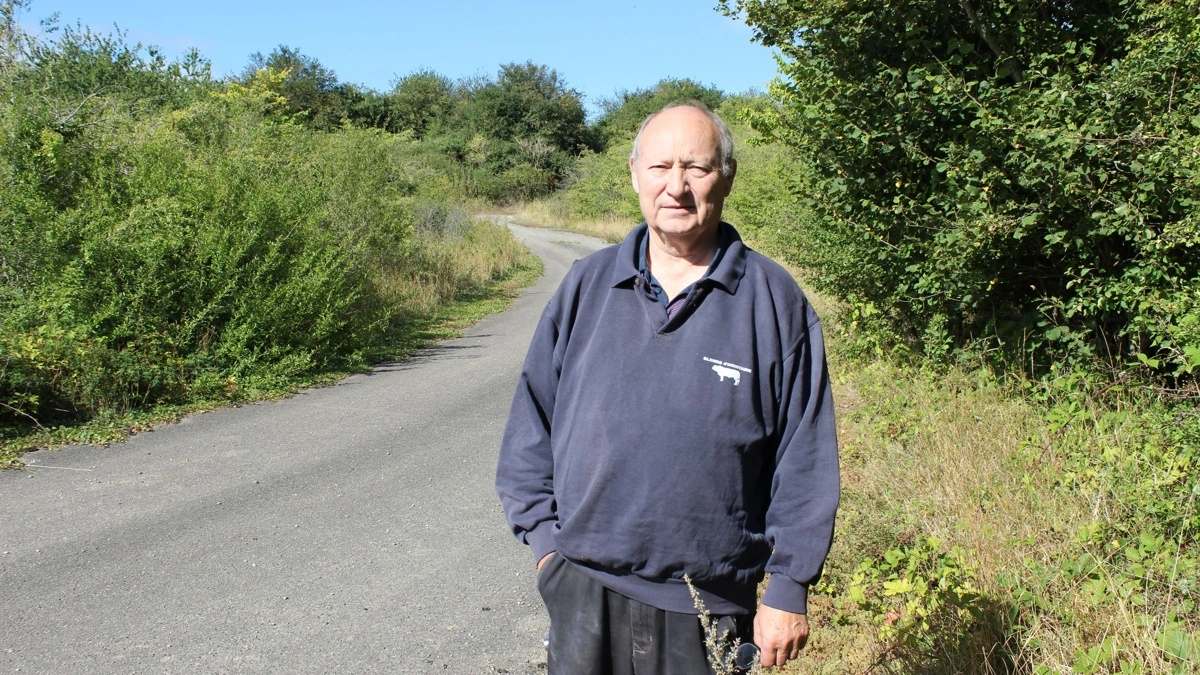 Ole Gammelby i fredet område ved hans ejendom i Ubberup ved Kalundborg. Vejen i baggrunden er den gamle vej til lossepladsen, der var på toppen af Ubberup Bakke i 1980'erne. Dermed er Danmarks første - og hidtil eneste - losseplads fredet. Foto: Anne Wolfenberg