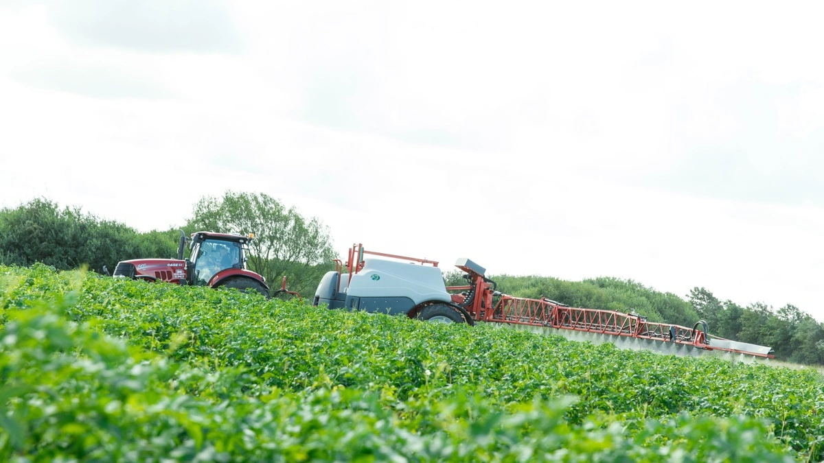 Bargam Spraymax får en ny bomhøjdeautomatik, som er udviklet sammen med TeeJet i Danmark. Med op til seks ultralydssensorer skal DynaLevel Pro holde bommen lavt og stabilt over afgrøden også i kuperet terræn og med arbejdsbredder op til 40 meter. Pressefotos
