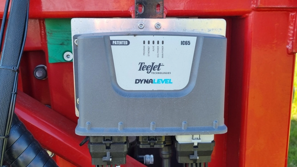 TeeJets IC65-styreenhed er en del af DynaLevel-systemet. Softwaren er tilpasset Bargams Bliz- og BDL Plus L-bomme, så systemet kan reagere på bommens bevægelser og løbende regulere højden.