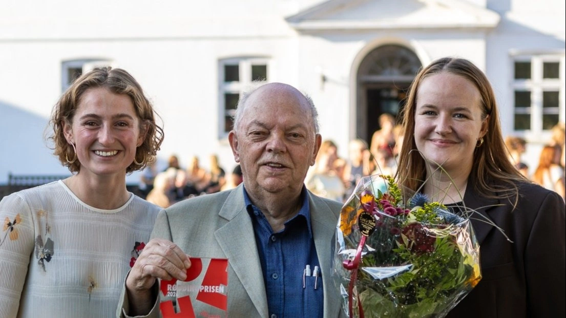 Oline Dybdal Reimer (tv.) og Ida Slott Nielsen (th.) overrakte Røddingprisen 2026 til Vestermølle Møllelaug ved formanden Jørgen Lund Christiansen. Foto: Filippa Rask Vandsø