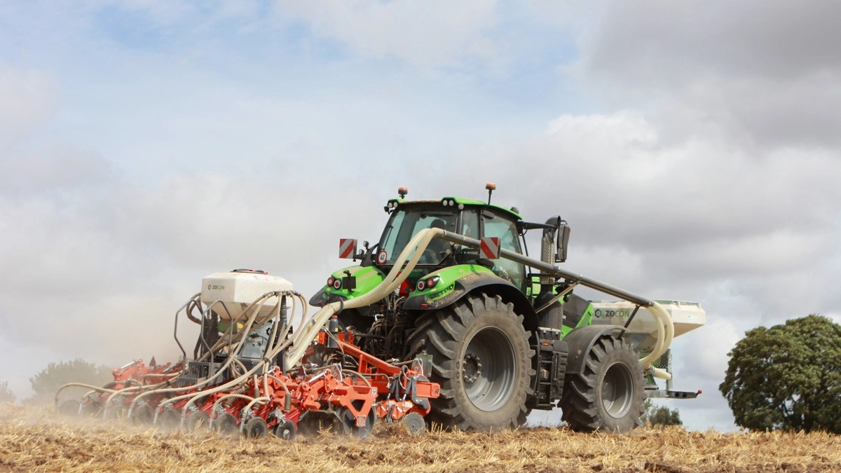Den 280-hestes Deutz-Fahr trækker afsted med grubbesåmaskinen i 25 centimters dybde uden at bevæge sig over 1.500 motoromdrejninger. Fotos: Kasper Stougård 