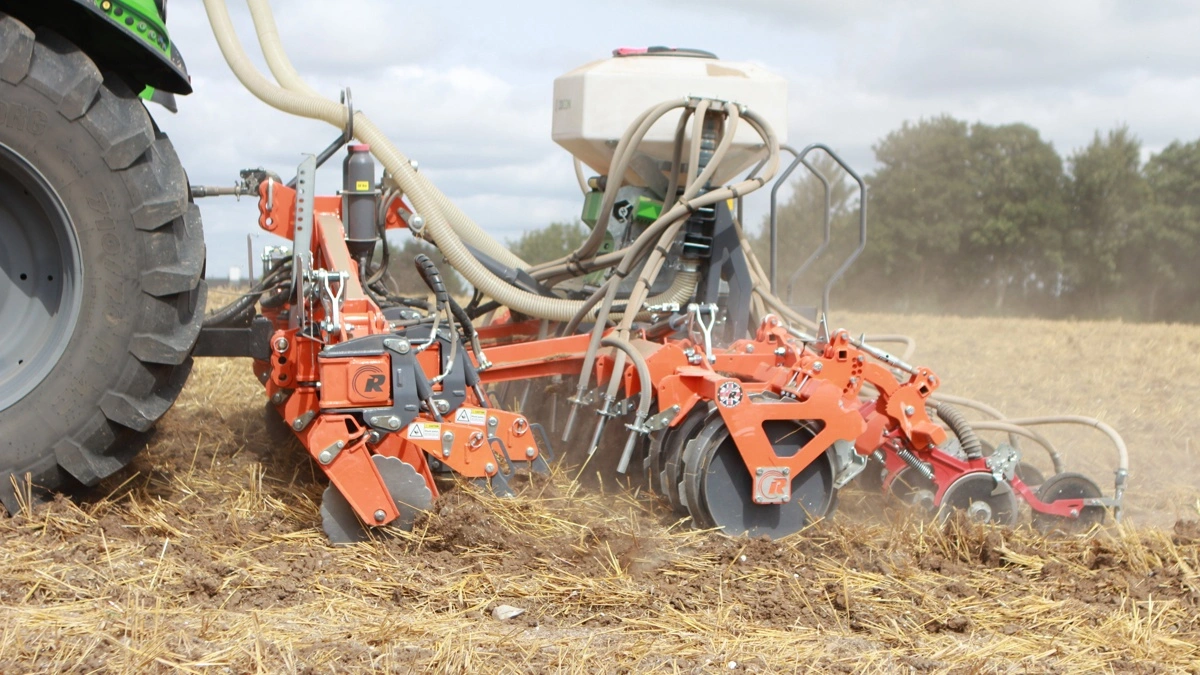 Peter Porse fremhæver, at den forreste del af maskinen - altså selve grubberen - kan monteres med trepunktslift og dermed monteres med en enkornssåmaskine, rotorharvesåsæt eller andet.