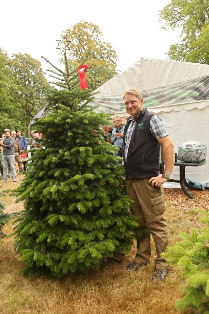 Som afslutning på messen blev det flotteste juletræ pyntet med den gyldne stjerne. Hæderen gik i år til juletræsproducent Anders Laursen, der driver en plantage på 47 hektar i Dørup ved Skanderborg.