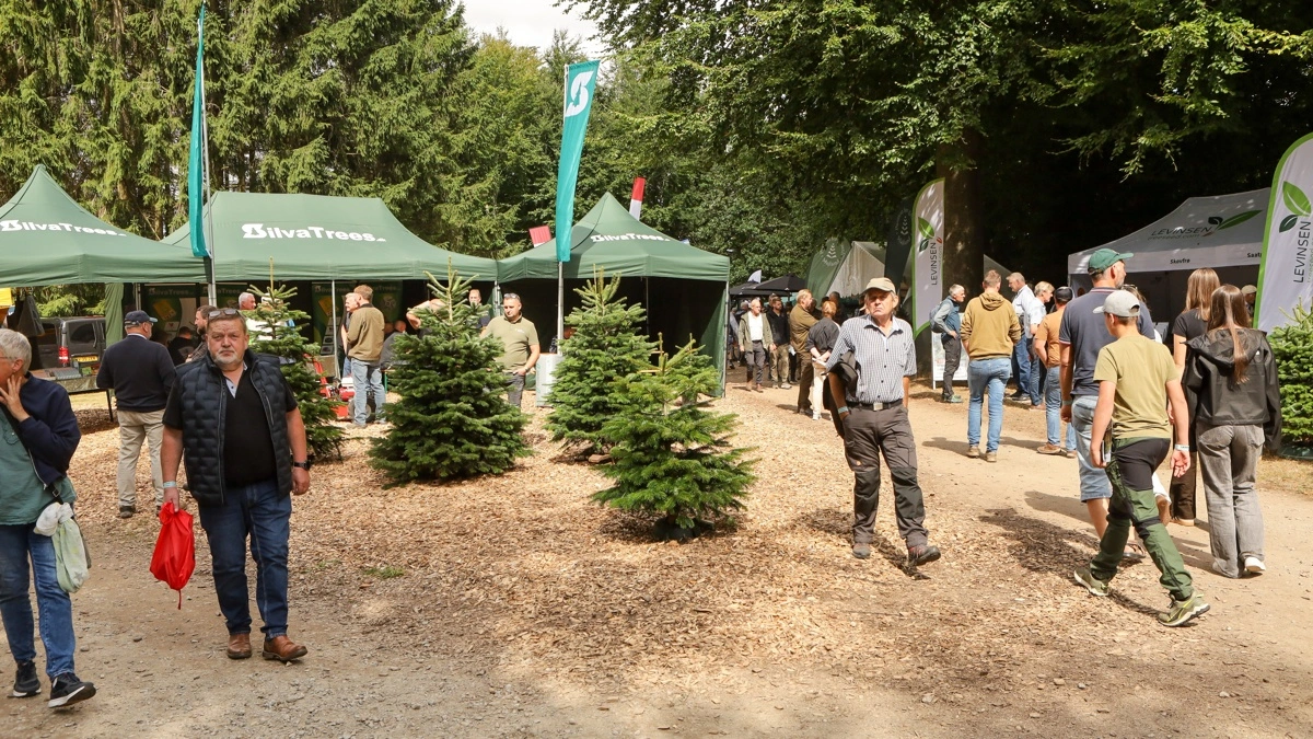 Juletræsbranchen og skovfolk var i torsdags samlet til den årlige Langesømesse. Ved skovvejene var der 120 firmastande klar til at modtage de mange branchefolk.