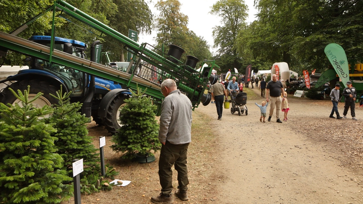 Juletræsbranchen og skovfolk var samlet til den årlige Langesømesse. Ved skovvejene var der 120 firmastande klar til at modtage de mange branchefolk.